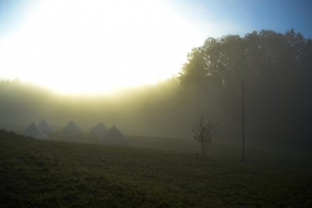 Zeltplatz im morgentlichen Nebel