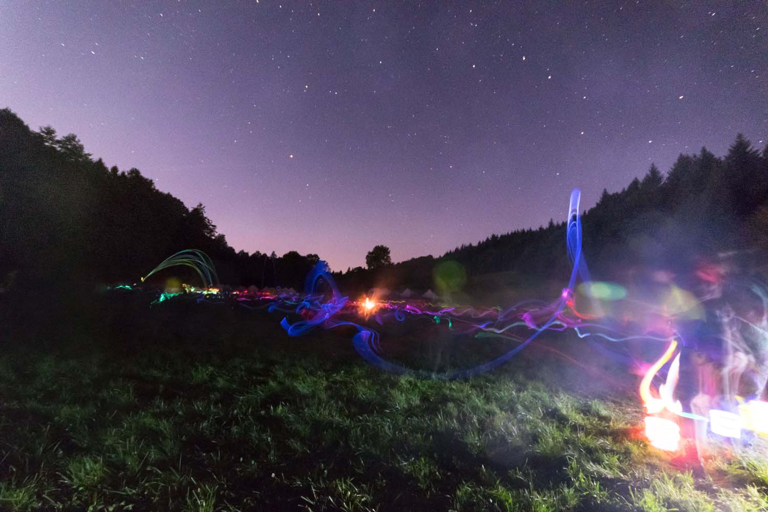 Nachthimmel und Leuchtspuren beim Nachtgeländespiel