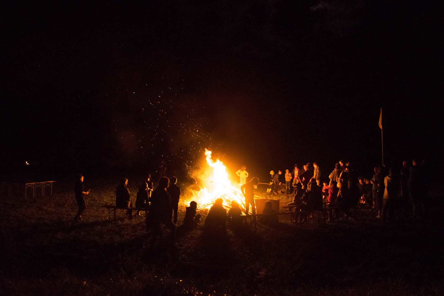 Abschlussabend de Zeltlagers 2017 an einem großen Lagerfeuer
